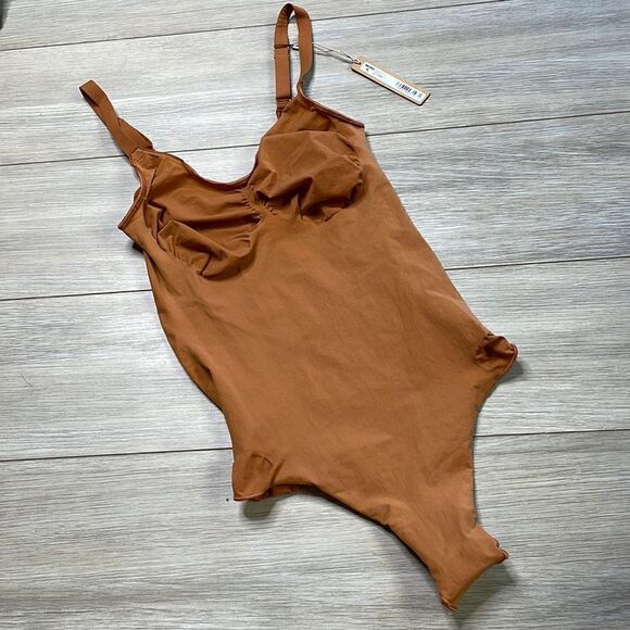 SKIMS Everyday Sculpt Bodysuit - Picture 2 of 7